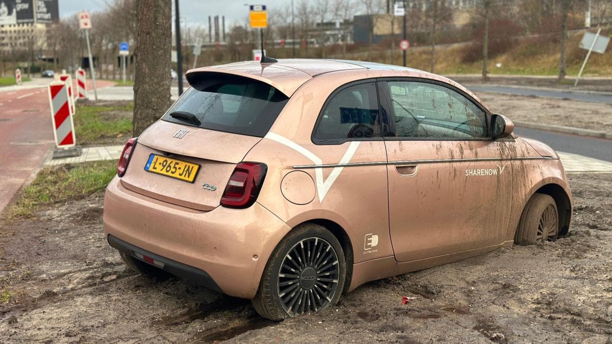 Vastgereden auto uit de modder bergen met een lier